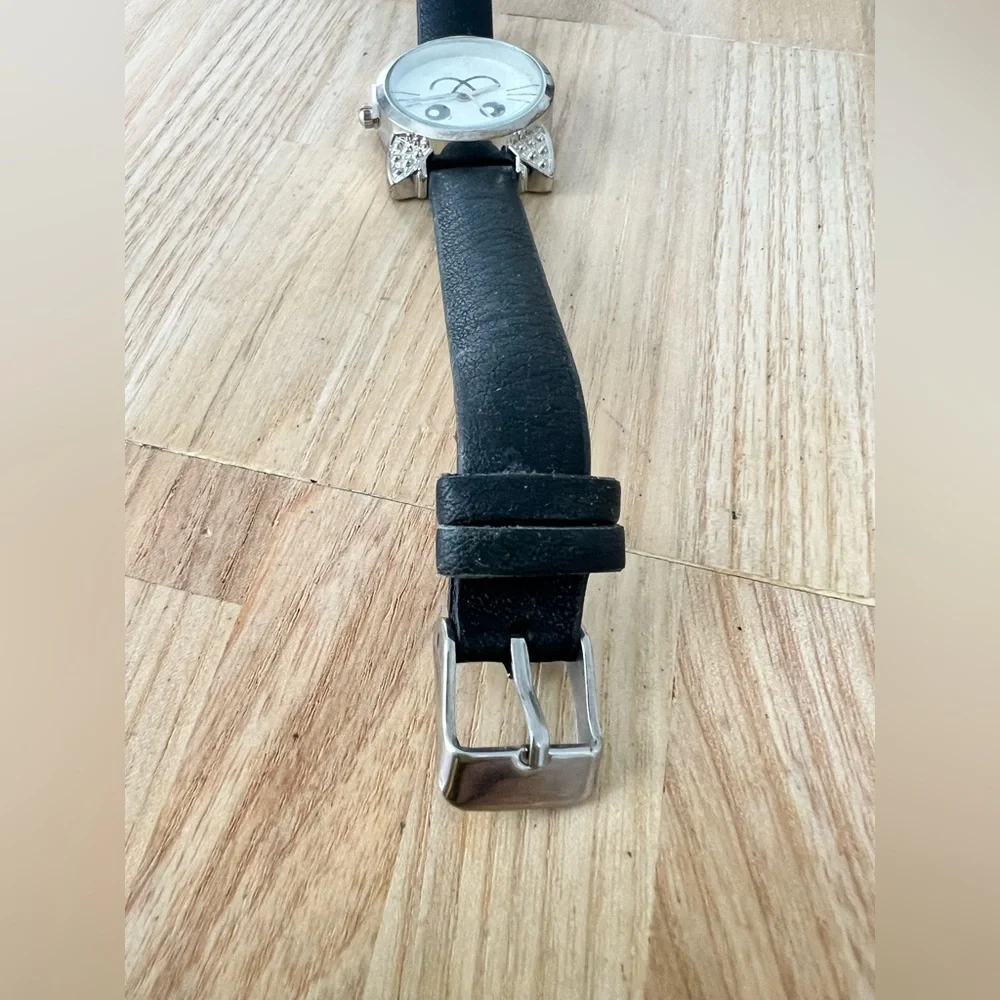 Unbranded ladies silver tone cat watch NEW BATTERY